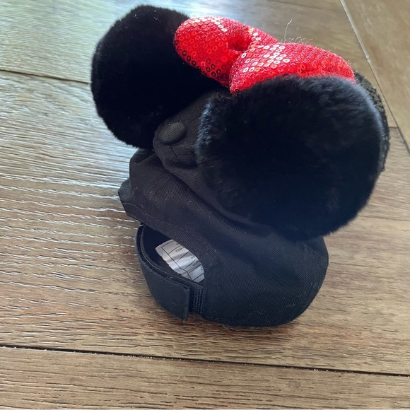 Disney Minnie Mouse Child’s Sequin Hat with Pom Pom’s on Top - Picture 4 of 5